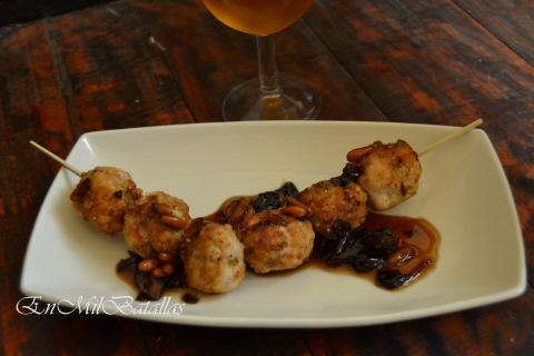 Brochetas de cerdo con agridulce de trompeta amarilla