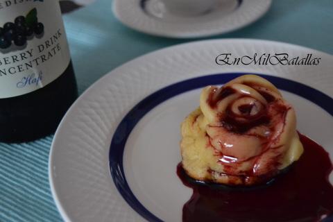 Budines con salsa de arándanos azules