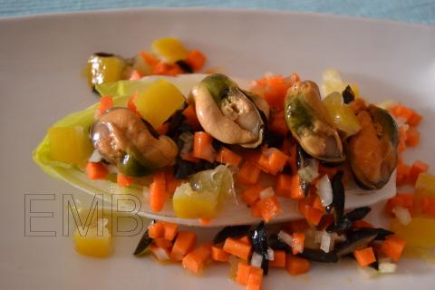 Endibias con mejillones y aderezo agridulce