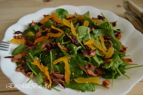 ensalada de espinacas, frutas secas y crujientes de panceta