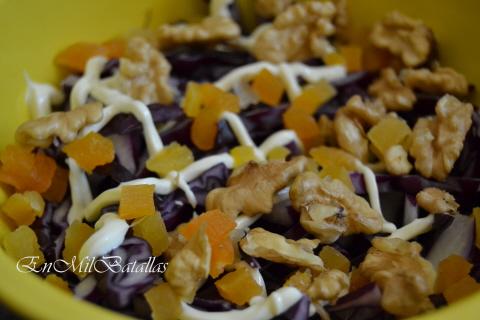 Ensalada de lombarda, nueces y albaricoques secos, al detalle