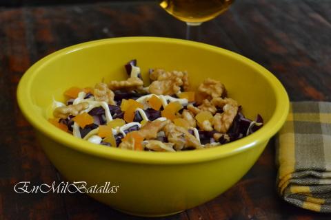 Ensalada de lombarda, nueces y albaricoques secos