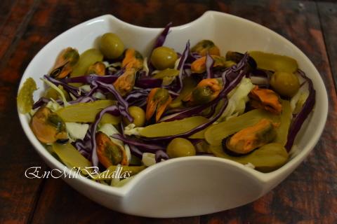 Ensalada de mejillones antes de aderezarla con la vinagreta de zanahoria