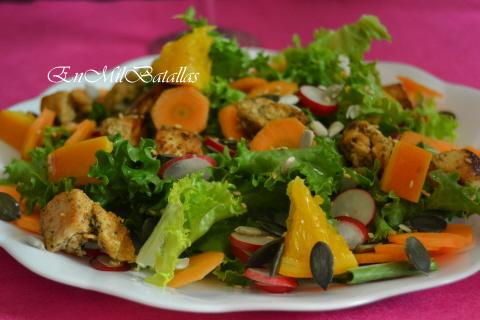 Ensalada templada de vegetales, naranja en almíbar y pollo especiado