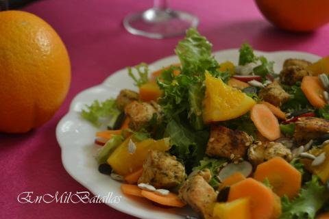 Ensalada templada de vegetales, naranja en almíbar y pollo especiado