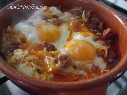 Huevos con chorizo a la cazuela