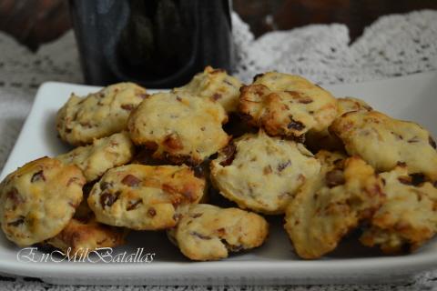 Minis crujientes de queso, dátiles y bacon