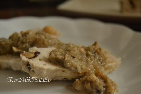 Pastel de pollo y avellanas con salsa de champiñones