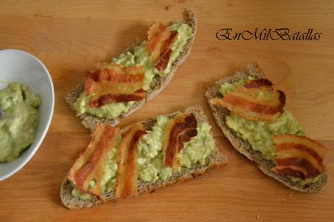 Rebanadas de crema de aguacate y crujientes de panceta