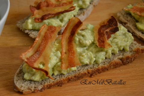 Rebanadas de crema de aguacate y crujientes de panceta