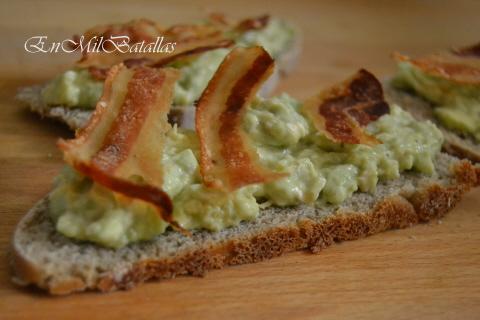 Rebanadas de crema de aguacate y crujientes de panceta