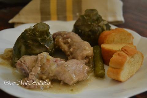 Rollitos de carne con alcachofas y tostas crujientes