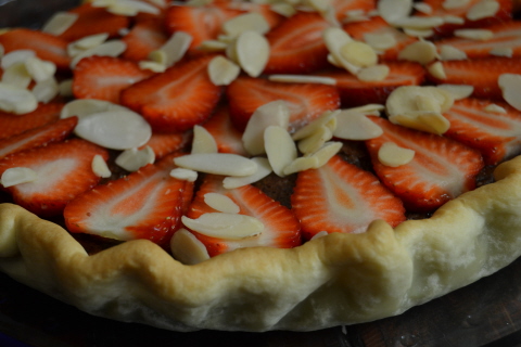 Tarta de chocolate y fresas con almendra laminada