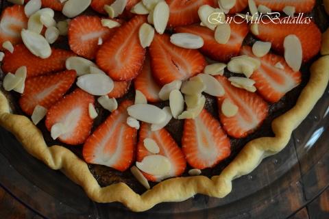 Tarta de chocolate y fresas con almendra laminada