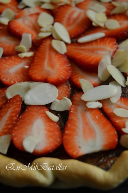 Tarta de chocolate y fresas con almendra