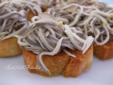 Tostaditas de gulas con champiñones