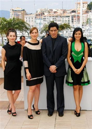 Benicio del Toro acompañado por Julia Ormond, Catalina Sandino y Franka Potente