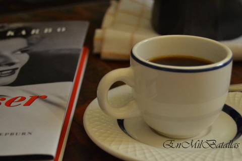 una tacita de café fortaleza y buena lectura