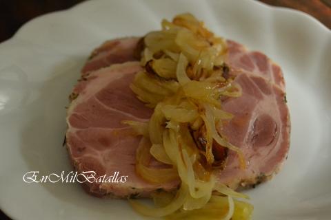 Carne mechada a las finas hierbas, encebollada