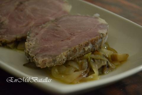 Carne mechada sobre setas encebolladas