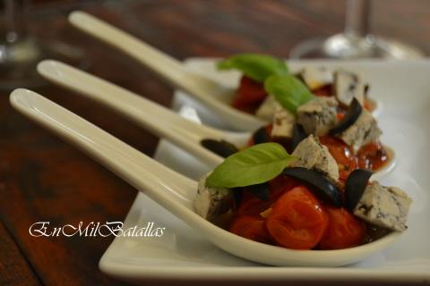 Cucharitas de aperitivo de tomatitos y tofu griego