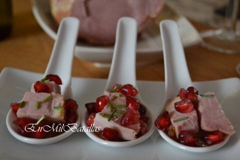 cucharitas de paleta asada sobre salsa de oporto y granada