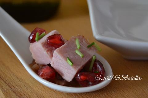 cucharitas de paleta asada sobre salsa de oporto con granadas