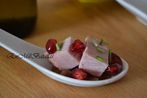 Cucharitas de paleta asada sobre salsa de oporto con granada