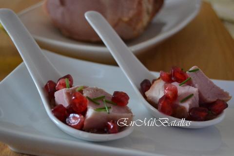 Cucharitas de paleta asada sobre salsa de oporto con granada