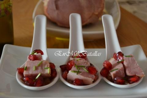 Cucharitas de paleta asada con salsa de oporto y granada