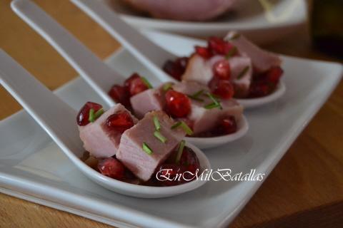 Cucharitas de paleta asada sobre salsa de oporto con granada