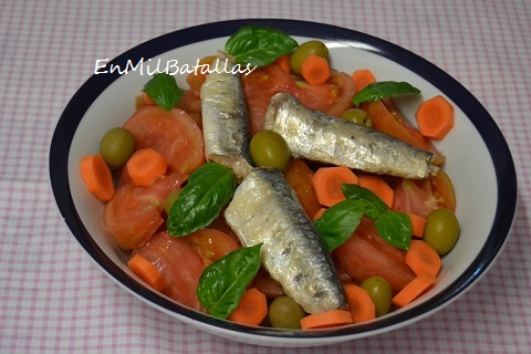 Ensalada básica de tomate y sardinas