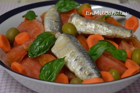 Ensalada básica de tomate y sardinas