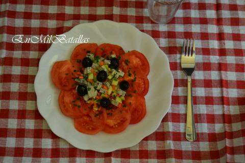 Ensalada de tomate y tofu griego