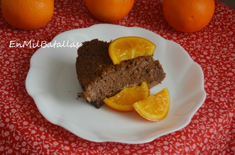 Pastel de chocolate negro y naranja en almibar