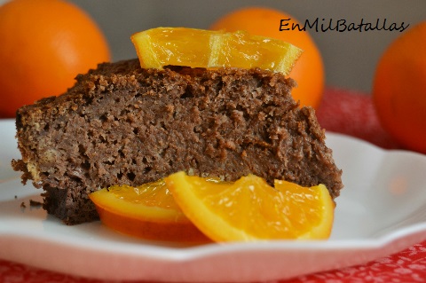 pastel de chocolate negro y naranja en almíbar