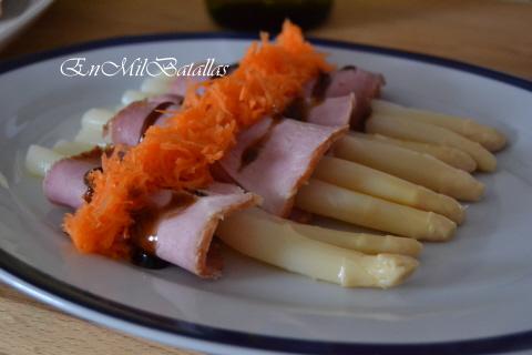 Rollitos de paleta asada y espárragos