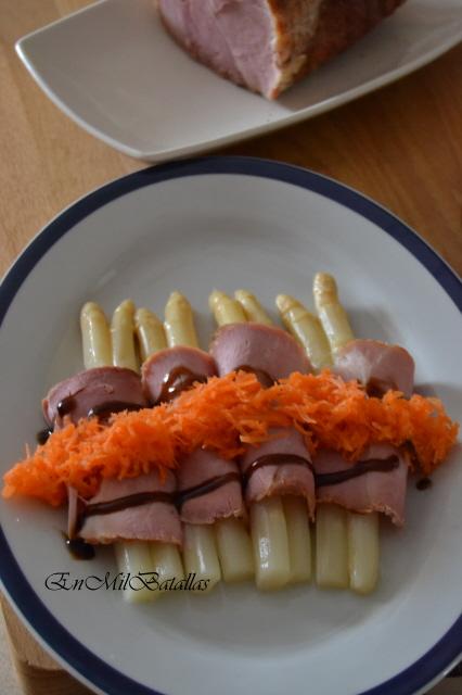 Rollitos de paleta asada y espárragos