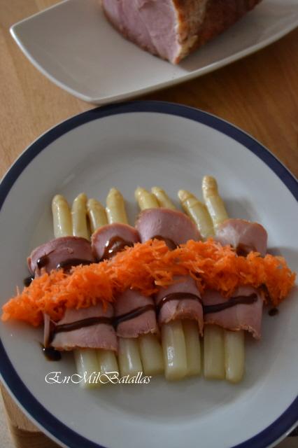 Rollitos de paleta asada y espárragos