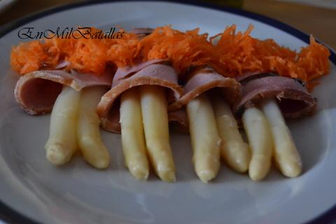 Rollitos de paleta asada y espárragos