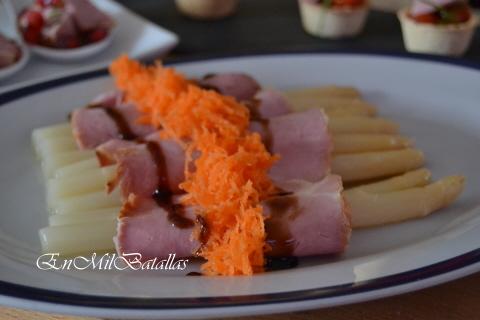 Rollitos de paleta asada y espárragos