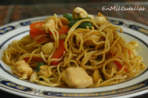 Chow mein noodles con pollo y cacahuetes - En Mil Batallas