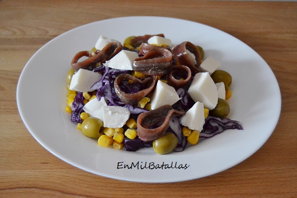 Ensalada con mozzarella y anchoillas - En mil Batallas