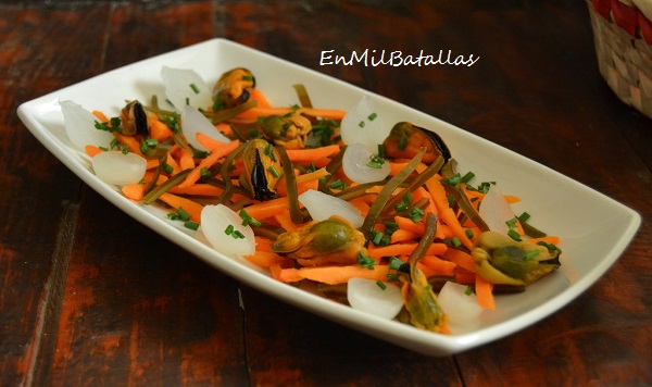 Ensalada de alga kombu, zanahoria y mejillones - En Mil Batallas