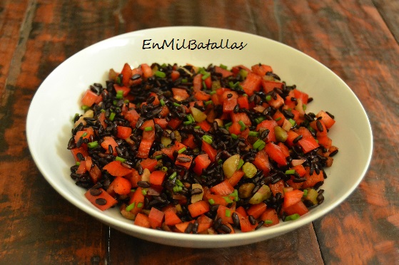 ensalada de arroz salvaje y pimiento rojo