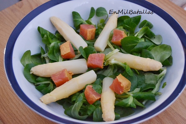 Ensalada de canónigos, espárragos y salmón ahumado - En Mil Batallas