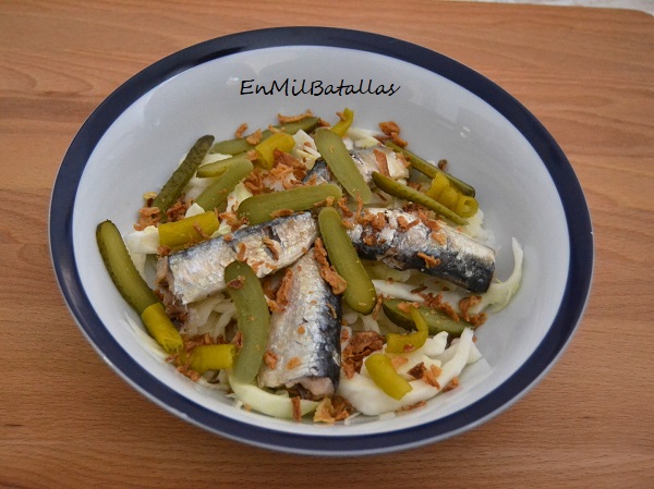 Ensalada de sardinas con cebolla crujiente - En Mil Batallas