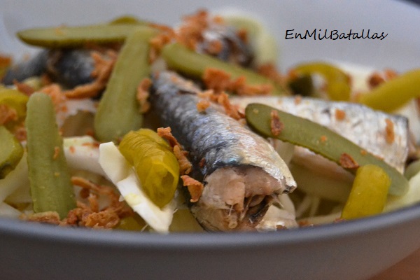 Ensalada de sardinas con cebolla crujiente - En Mil Batallas