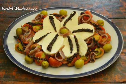 Ensalada de tomate, mozzarella y anchoas