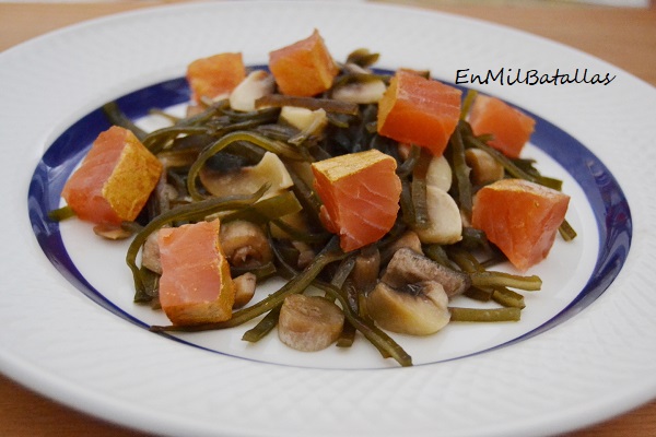 Ensalada templada de algas, champiñones y salmón ahumado. - En Mil Batallas